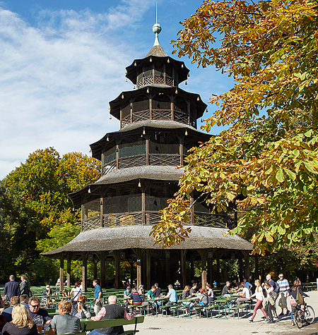 Bild: Englischer Garten München, Biergarten am Chinesischen Turm