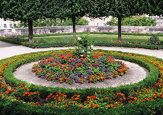 Link to Castle Gardens at the Imperial Castle