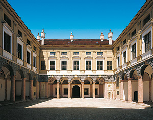 Link to the inner courtyard