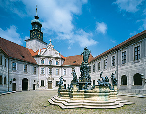 Link to the Fountain Courtyard