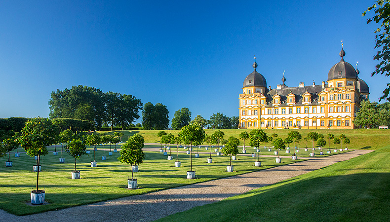 Schloss Seehof mit Orangerieparterre