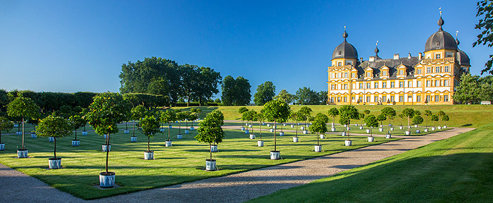 Bild: Schloss Seehof mit Orangerieparterre
