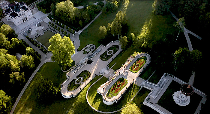 Bild: Schloss Linderhof mit Terrassengärten von oben