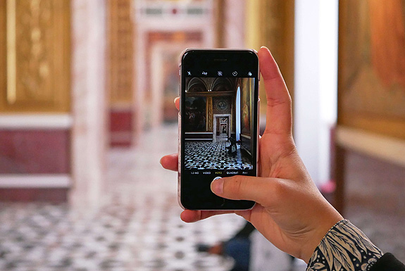 Residenz München, Hand mit Mobiltelefon