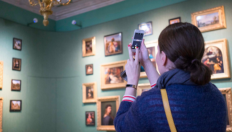 Residenz München, fotografierende Frau im Königsbau