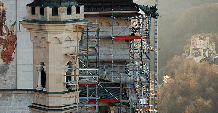 Picture: Scaffolding at the fa¸ade of Neuschwanstein Castle