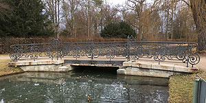 Bild: Brückengeländer im Schlosspark Schleißheim