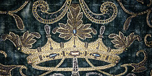 Bild: Detail einer Stickerei in Form einer Krone
