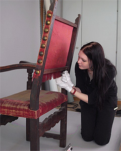 Bild: Frau Karpentier bei der Vorbereitung einer Fotodokumentation