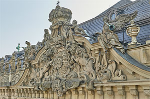 Wappen und Attikaskulpturen aus Sandstein