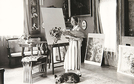 Bild: Anna S. Gasteiger im Salon des Gasteigerhauses in Holzhausen am Ammersee, 1935