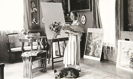 Bild: Anna S. Gasteiger im Salon des Gasteigerhauses in Holzhausen am Ammersee, 1935
