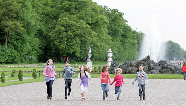 Bild: Kinder im Schlosspark Nymphenburg